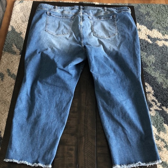 TORRID Cropped Botfriend Mid Rise Blue Denim Stretch Size 26 Straight Leg Jeans - Picture 11 of 16